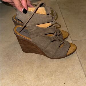 Stylish Tan Wedge Sandals 7.5 - Melrose the Market - Great Condition Tie Size 8
